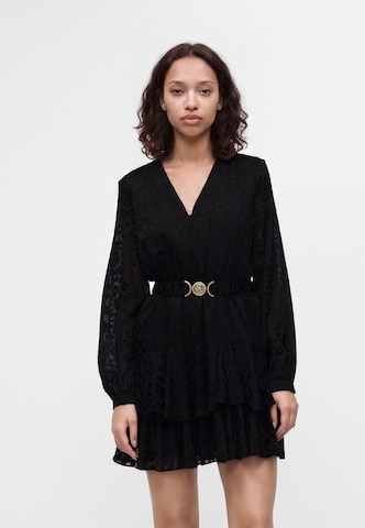 Rochie de la GUESS pe negru: față
