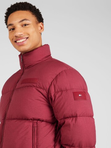 TOMMY HILFIGER Casaco de inverno 'New York' em Vermelho Cereja