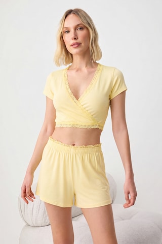Trendyol - Pijama de pantalón corto en amarillo: frente