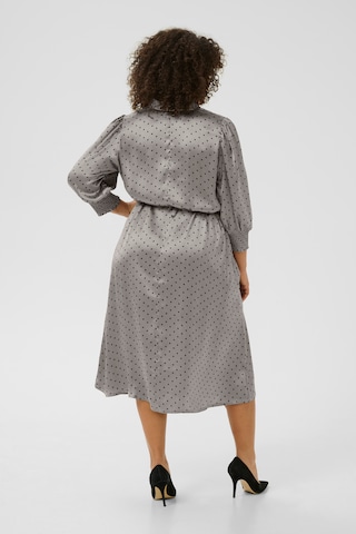 Robe-chemise 'Emine' KAFFE CURVE en gris