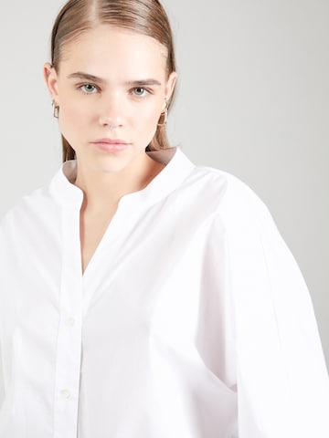 Emily Van Den Bergh - Blusa en blanco