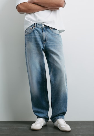 Pull&Bear Loose fit Jeans in Blue: front