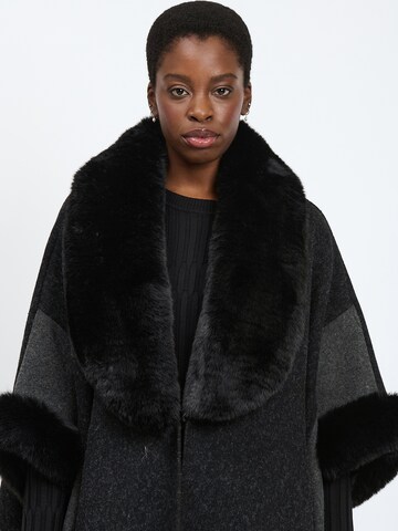 Influencer Cape in Schwarz