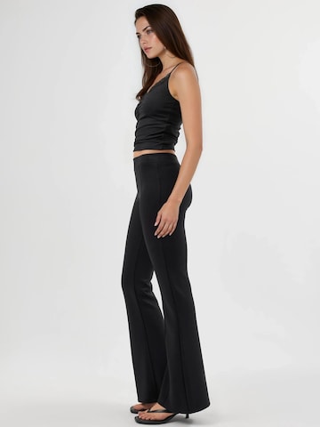 Flared Pantaloni di Busem in nero