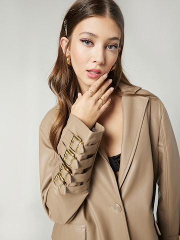 Blazer 'Ida' di Hoermanseder x About You in marrone