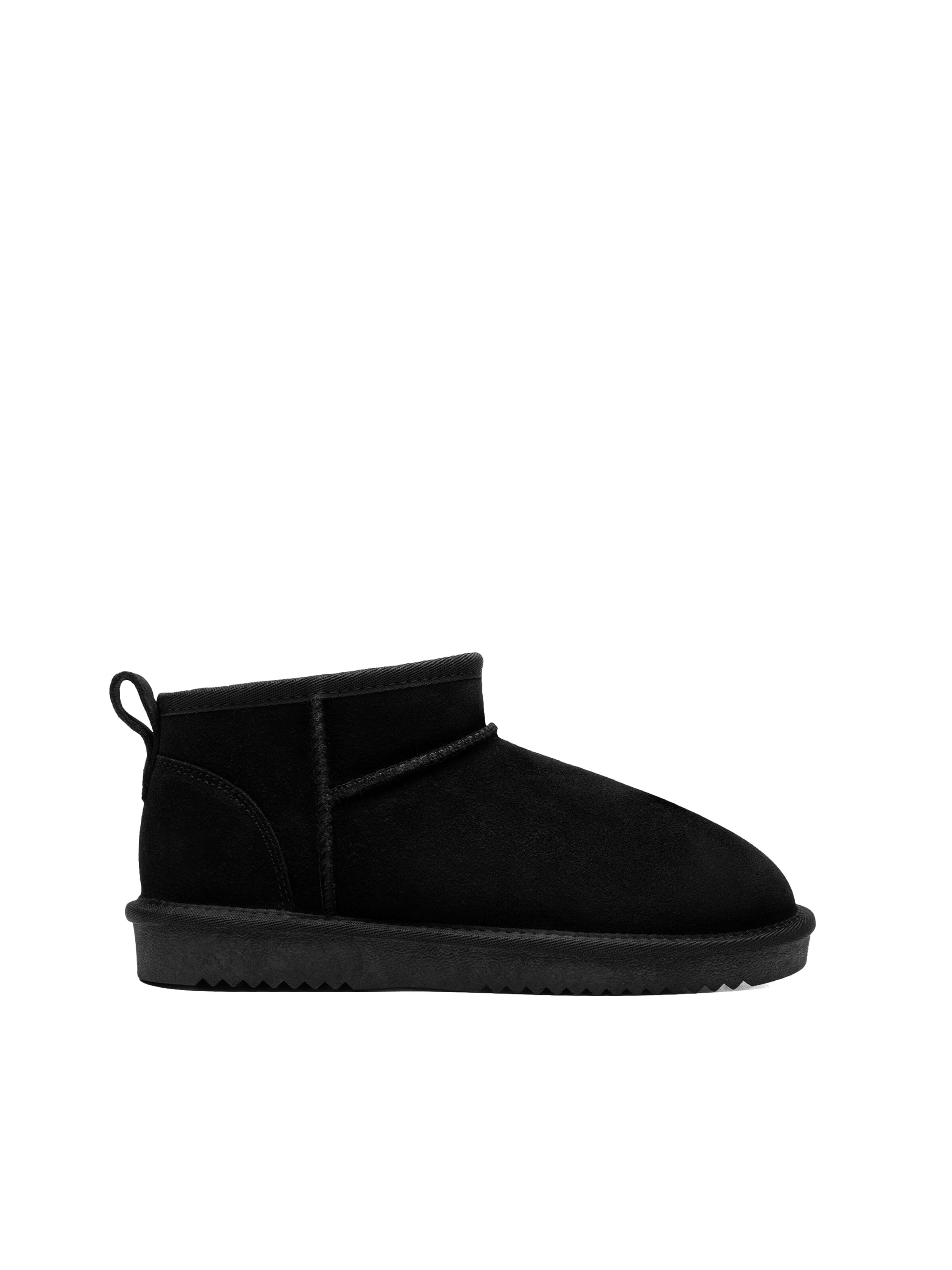Dream Pairs Boots in Black