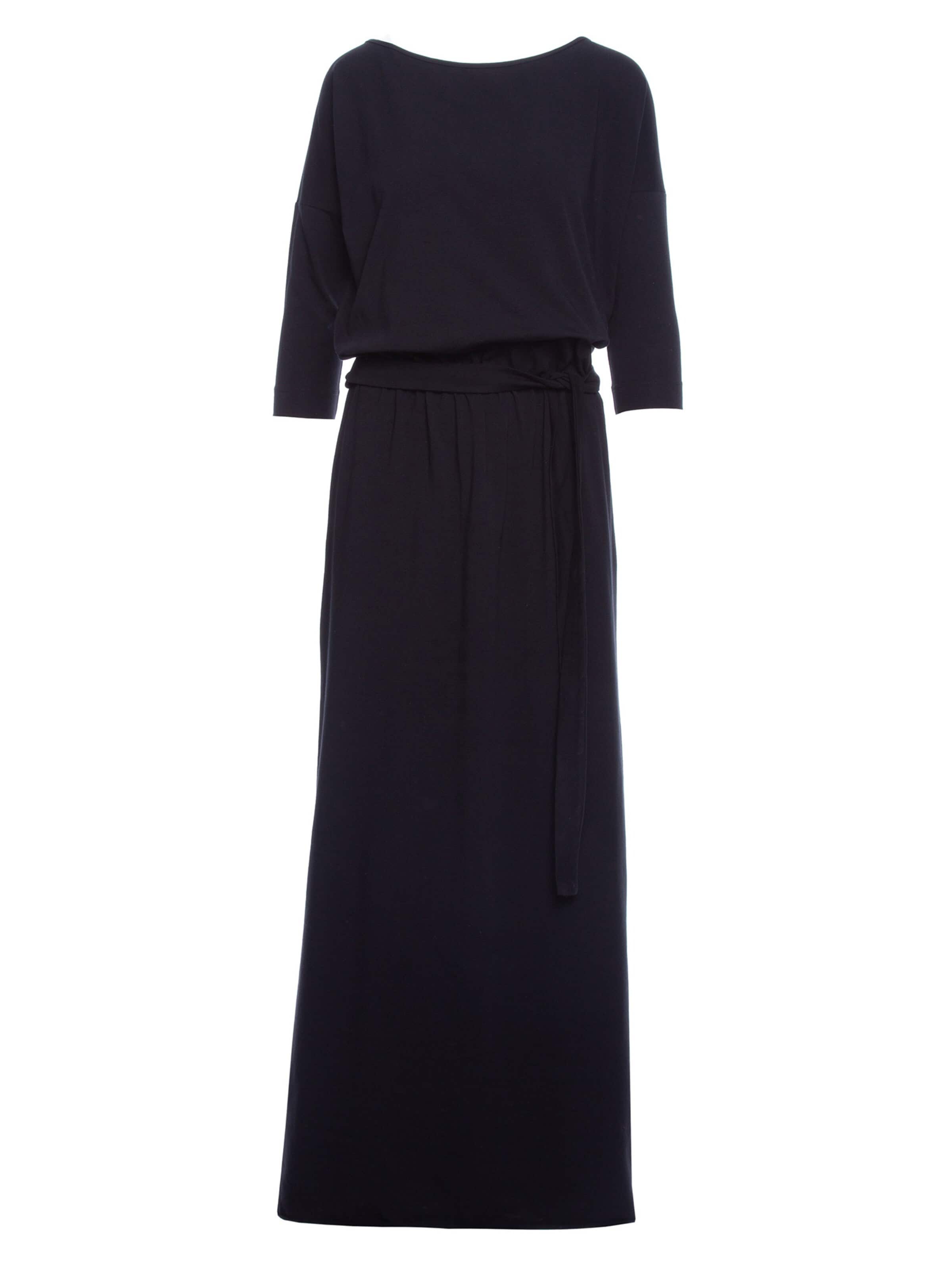 Rochie de la made of emotion pe negru: față