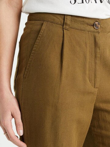 Loosefit Pantaloni cutați de la WE Fashion pe verde