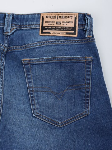 regular Jeans 'MARKEE' di DIESEL in blu