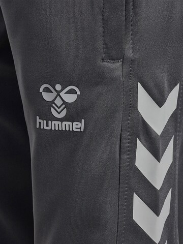 Hummel Slimfit Sporthose in Grau