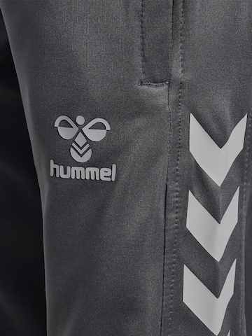 Hummel Slimfit Sporthose in Grau