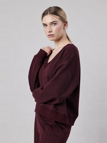 Sweat-shirt 'Felpa Scollo a V Loose Fit in Interlock Burgundy' OWN Off With Nature en rouge