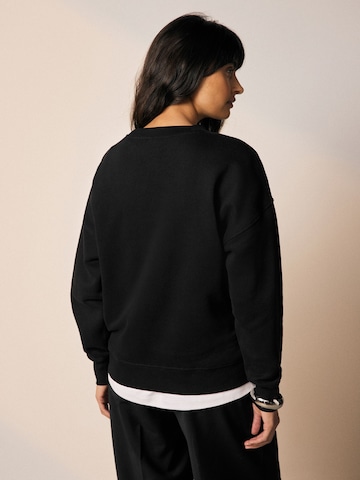 juoda Next Megztinis be užsegimo