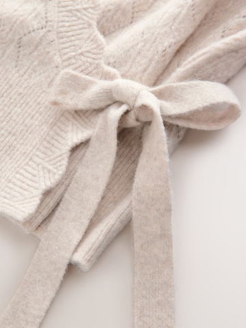 Next Neuletakki värissä beige
