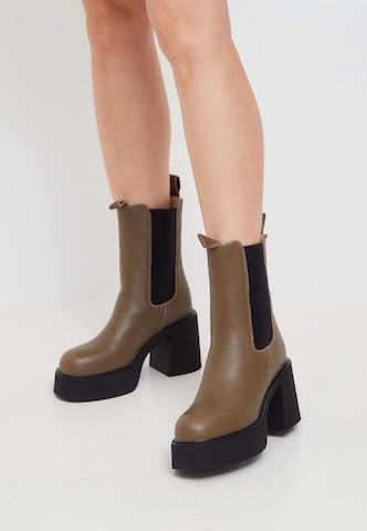 CESARE GASPARI Chelsea Boots in Brown: front