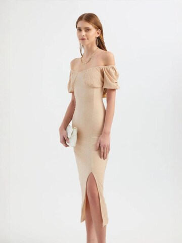 Abito di Hiccup in beige