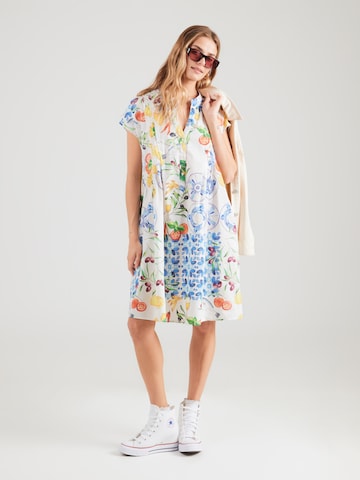 Emily Van Den Bergh Φόρεμα σε λευκό: μπροστά