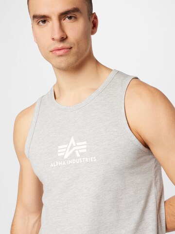 ALPHA INDUSTRIES - Ajuste regular Camiseta en gris