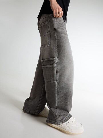 Bershka Baggy Džínsy - Sivá