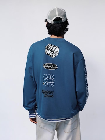 Pull&Bear Tričko 'STWD COMMUNITY PLAYER' – modrá: přední strana