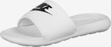 Claquettes / Tongs 'VICTORI ONE SLIDE' Nike Sportswear en blanc : devant