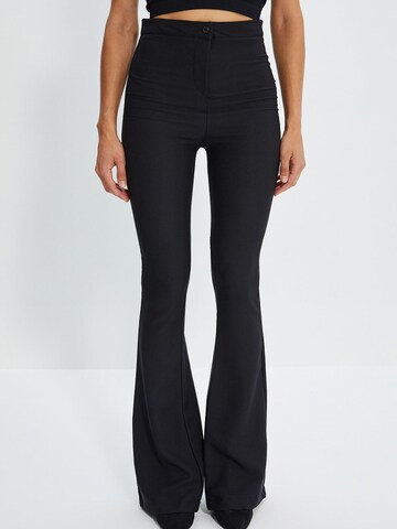 Trendyol Flared Hose in Schwarz: Vorderseite