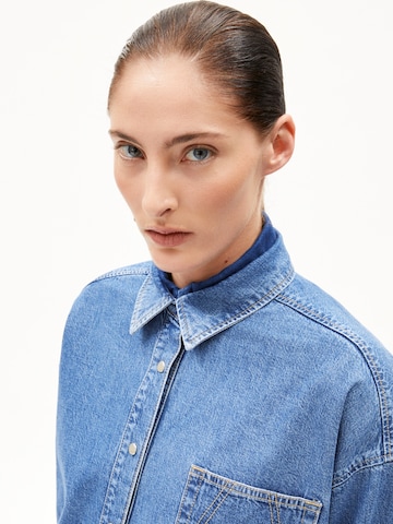 Chemisier 'Nalaani' ARMEDANGELS en bleu