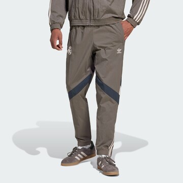ADIDAS ORIGINALS Tapered Hose 'Real Madrid' in Grau: Vorderseite