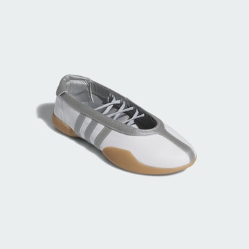 Ballerines 'Taekwondo Mei' ADIDAS ORIGINALS en blanc
