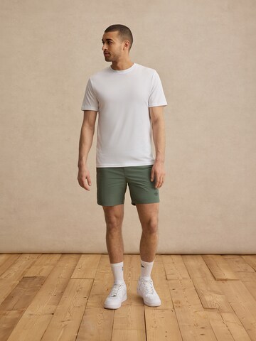 DAN FOX APPAREL Badeshorts 'Laurin' in Grün