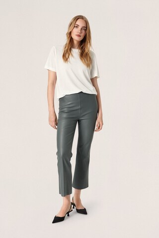 SOAKED IN LUXURY Flared Broek 'Kaylee' in Grijs