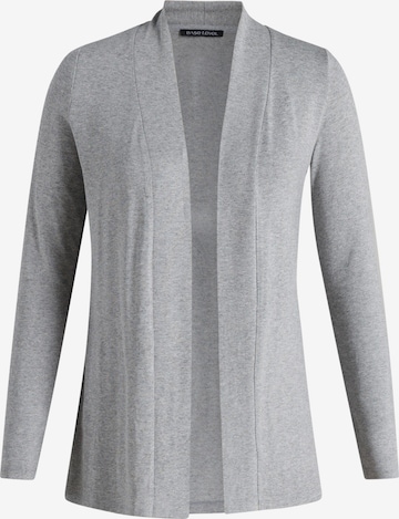 BASE LEVEL CURVY Strickjacke in Grau: Vorderseite