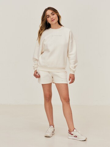 ABOUT YOU x Sofia Tsakiridou - Sweatshirt 'Zoe' em branco