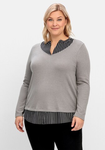 Pullover di SHEEGO in grigio: frontale