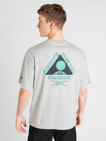 Reebok T-shirt 'ATR HOOPWEAR' i grå