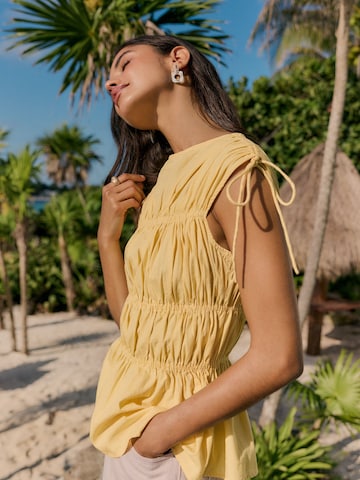 Friends Like These Blouse in Geel