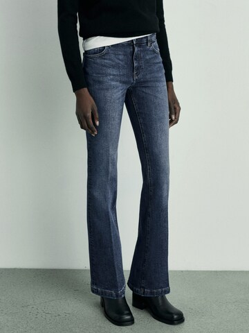 MANGO Bootcut Jeansy w kolorze niebieski