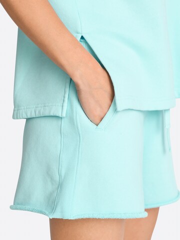 Tricou de la Rich & Royal pe verde