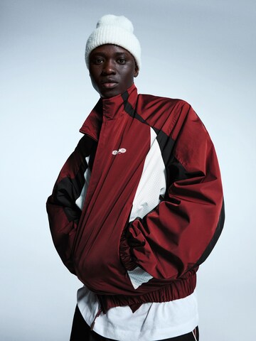 BershkaPrijelazna jakna - crvena boja