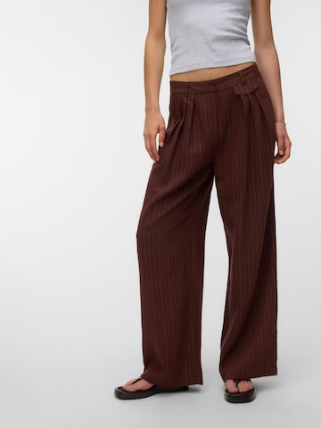 VERO MODA - Pierna ancha Pantalón plisado 'VMPolly' en marrón: frente