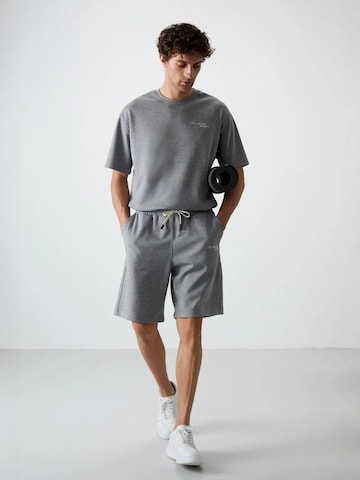 Tommy Life - Fato de desporto em cinzento: frente