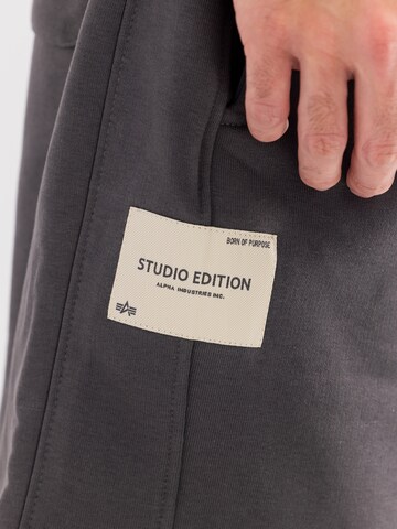 ALPHA INDUSTRIES Loosefit Byxa i grå
