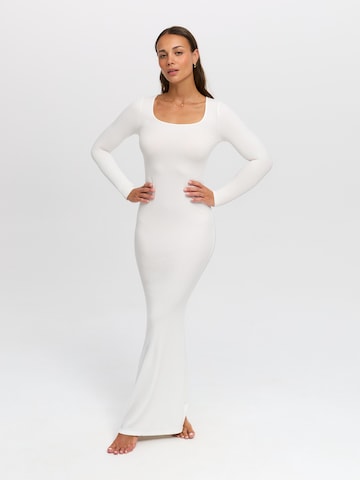 cfab (formerly creamy fabrics) Klänning 'Ribbed Long Sleeve Maxikleid' i vit: framsida