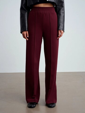 Dilvin Pants in Red: front