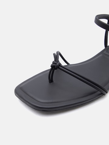 Calvin Klein - Sandalias de dedo en negro