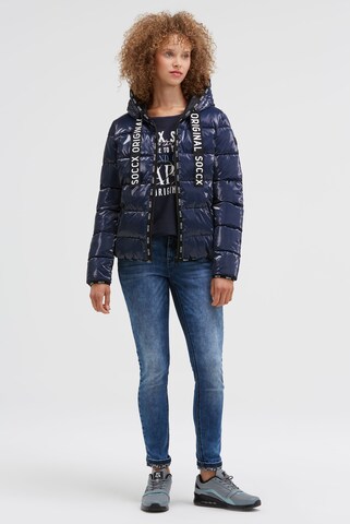 Soccx Glänzende Steppjacke mit Kapuze und Logo-Bändern in Blau