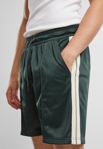 Urban Classics Regular Shorts in Grün