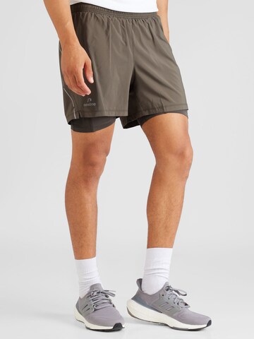 Newline Regular Sportshorts 'PACE' in Grau: predná strana