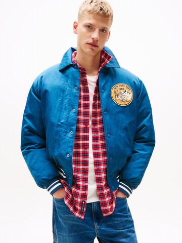 Tommy Jeans Демисезонная куртка в Синий: спереди