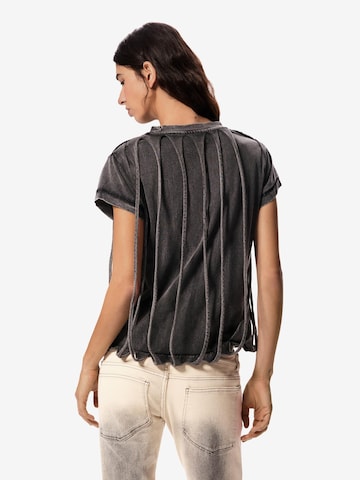 Tricou 'Masha Popova' de la Desigual pe negru